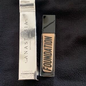 Anastasia Beverly Hills Luminous foundation color 320 n